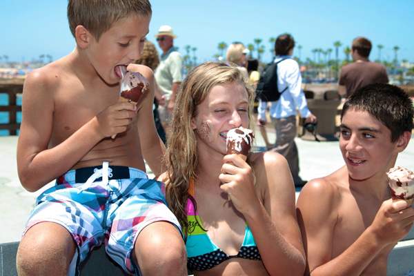 Kids eating ice cream at the beach