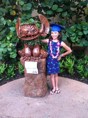Emma standing next to statue of Kapuna in Hawaii
